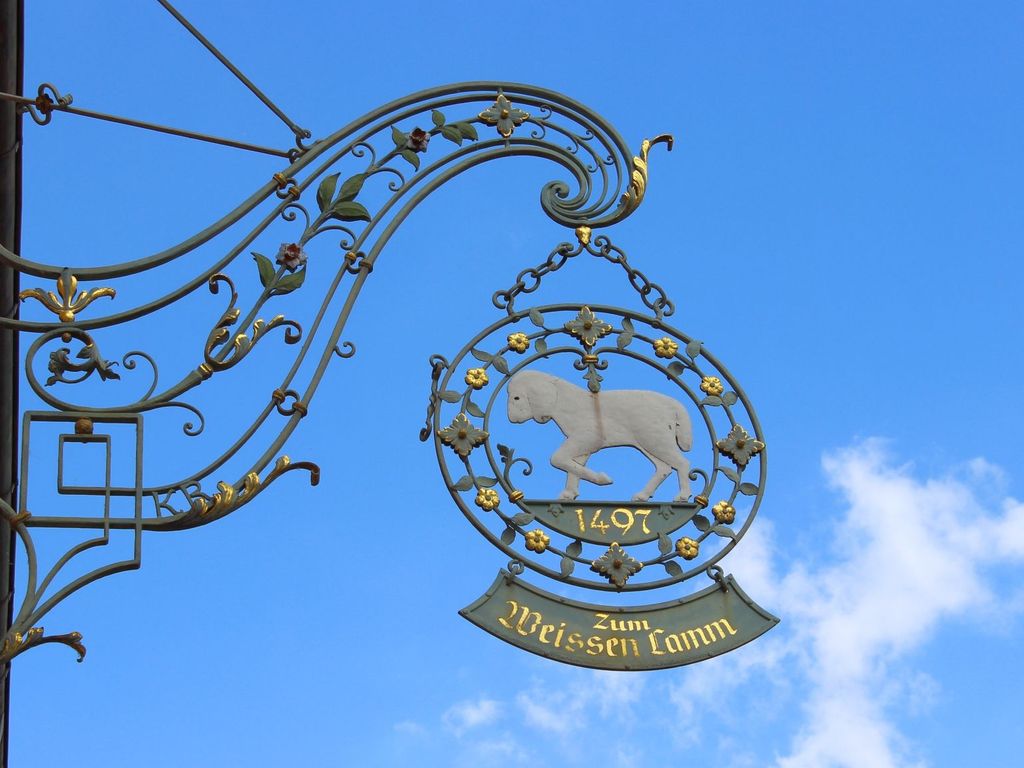 Hotel Gasthof Zum weissen Lamm mit Sicht von der Zufahrtsstraße
