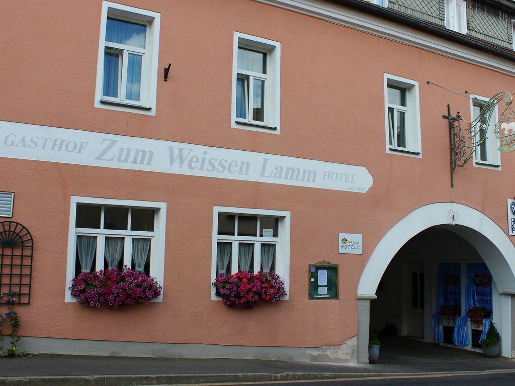Hotel Gasthof Zum weissen Lamm mit Sicht von der Zufahrtsstraße