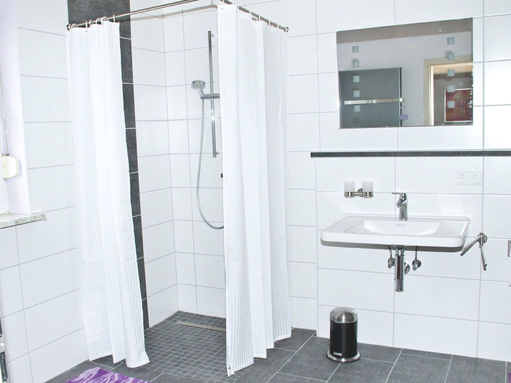 Bad mit begehbarer Dusche u. WC