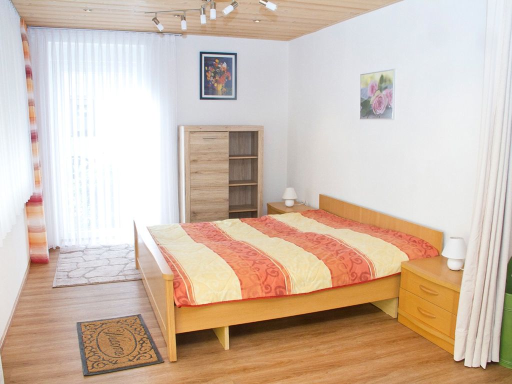 Schlafzimmer mit Ausgang zur Terrasse