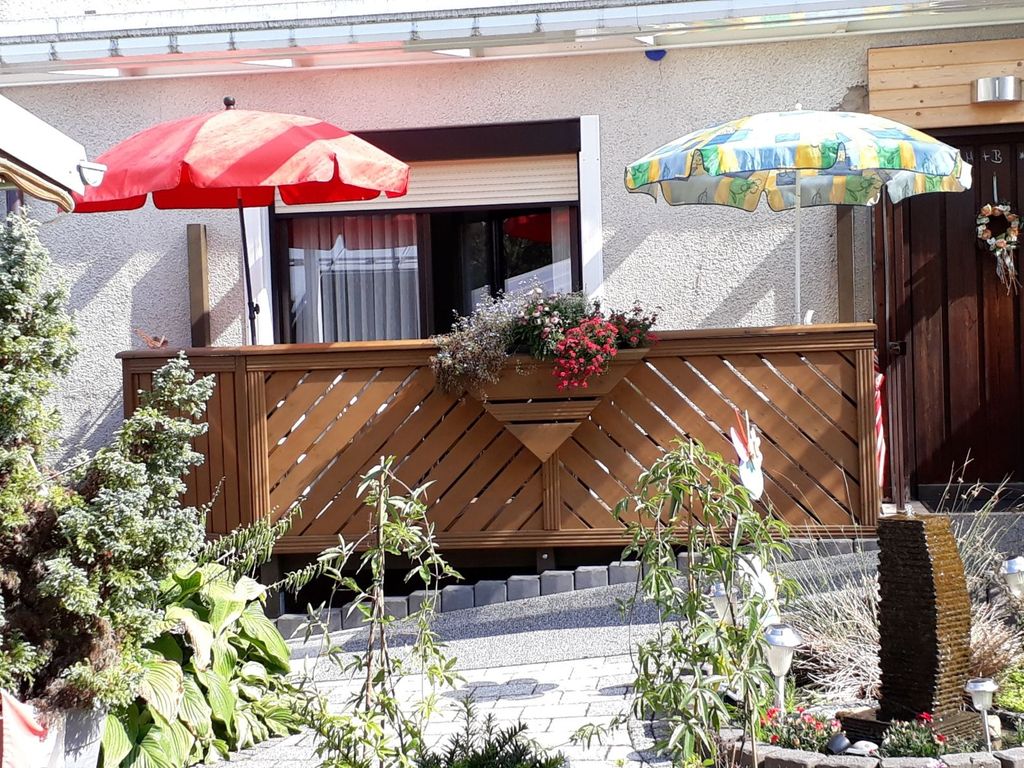 großer überdachter Balkon m. Sitz- u. Liegemöbel