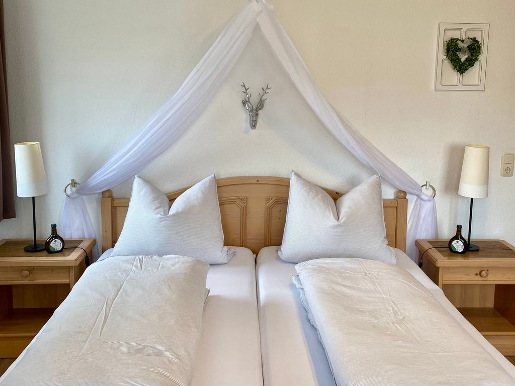 Geräumiges Schlafzimmer mit Doppelbett