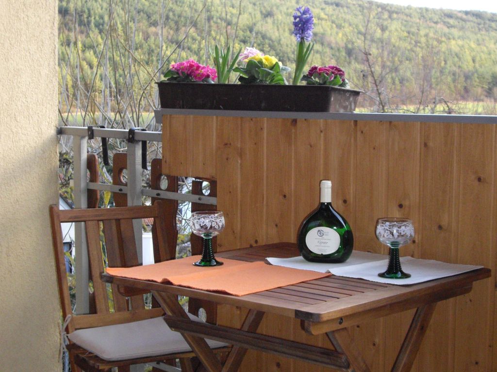 Entspannt die Aussicht vom Balkon genießen