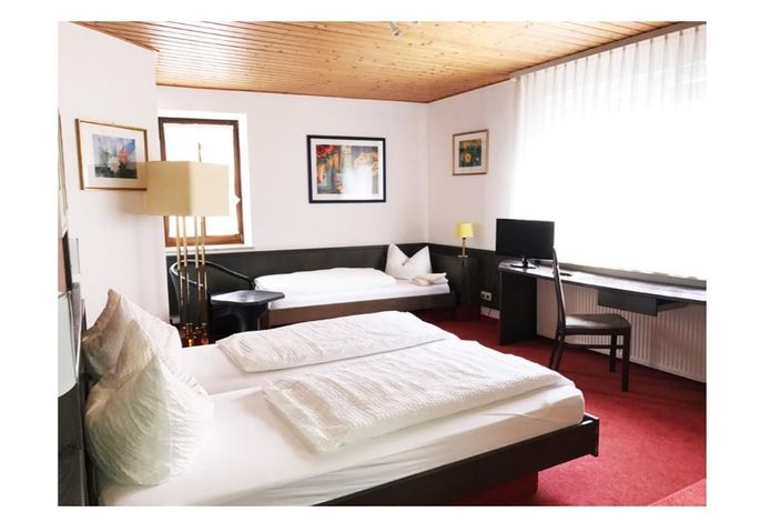 Dreibettzimmer mit Fernseher und WLAN