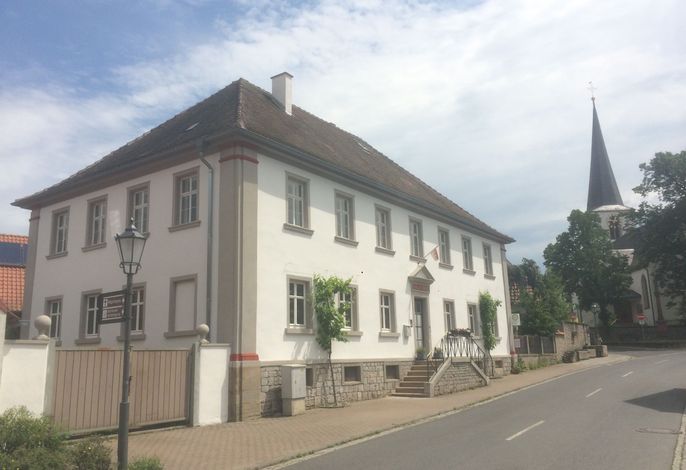 Ferienwohnungen im SCHUL & RATHHAUS Obervolkach – Foto 2