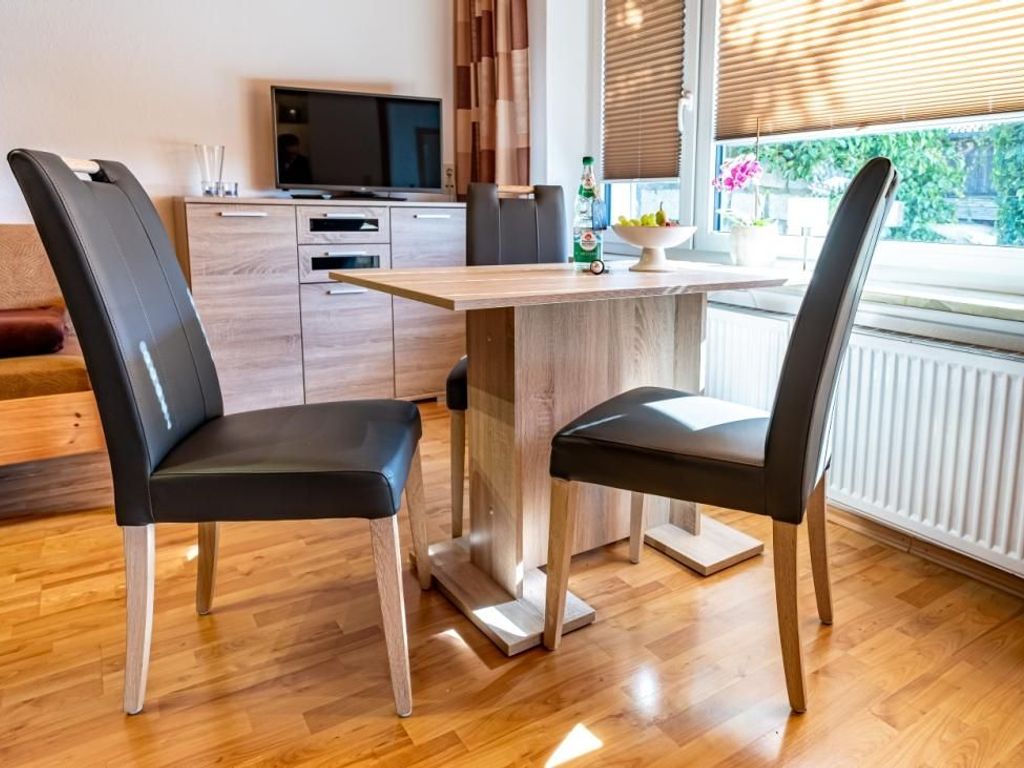 Essecke im Wohnzimmer integriert, Rollos und Fliegengitter an dem Fenster