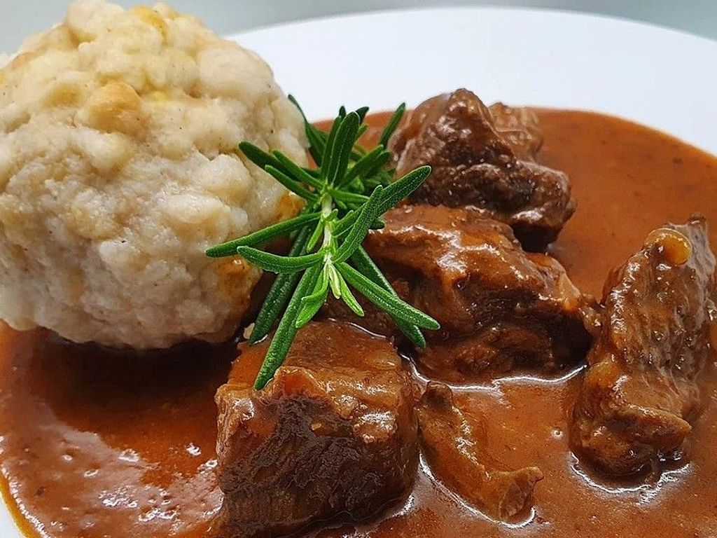 Rindsgulasch, handverlesen, mit Semmelnknödeln
