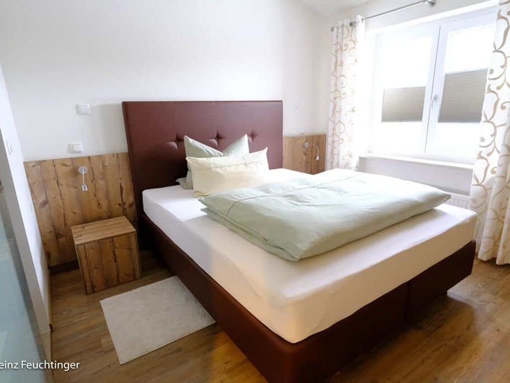 Einzelzimmer mit Kingsizebett