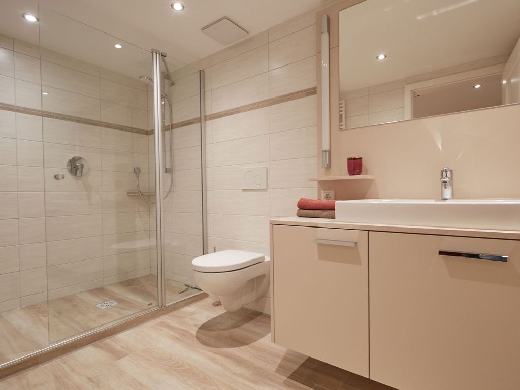modernes, helles Badezimmer