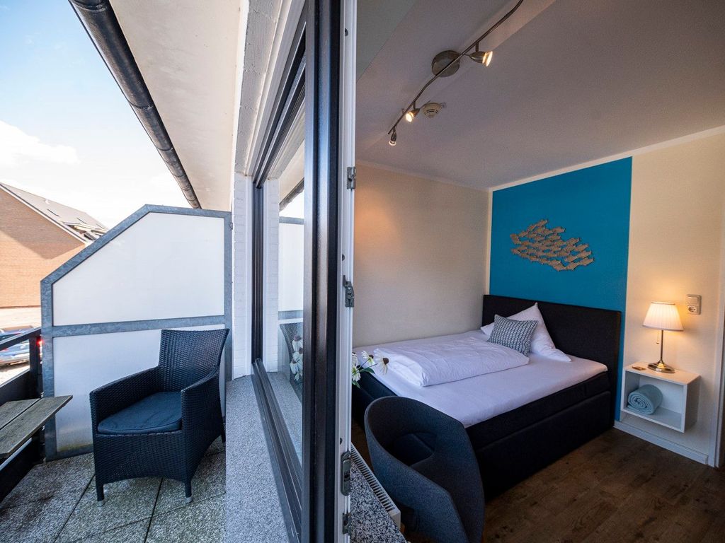 größeres Zimmer mit Balkon und 140cm Bett