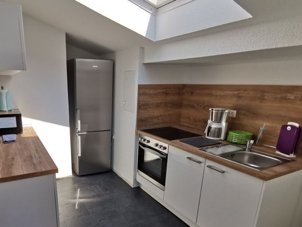 moderne Küche mit großem Kühlschrank