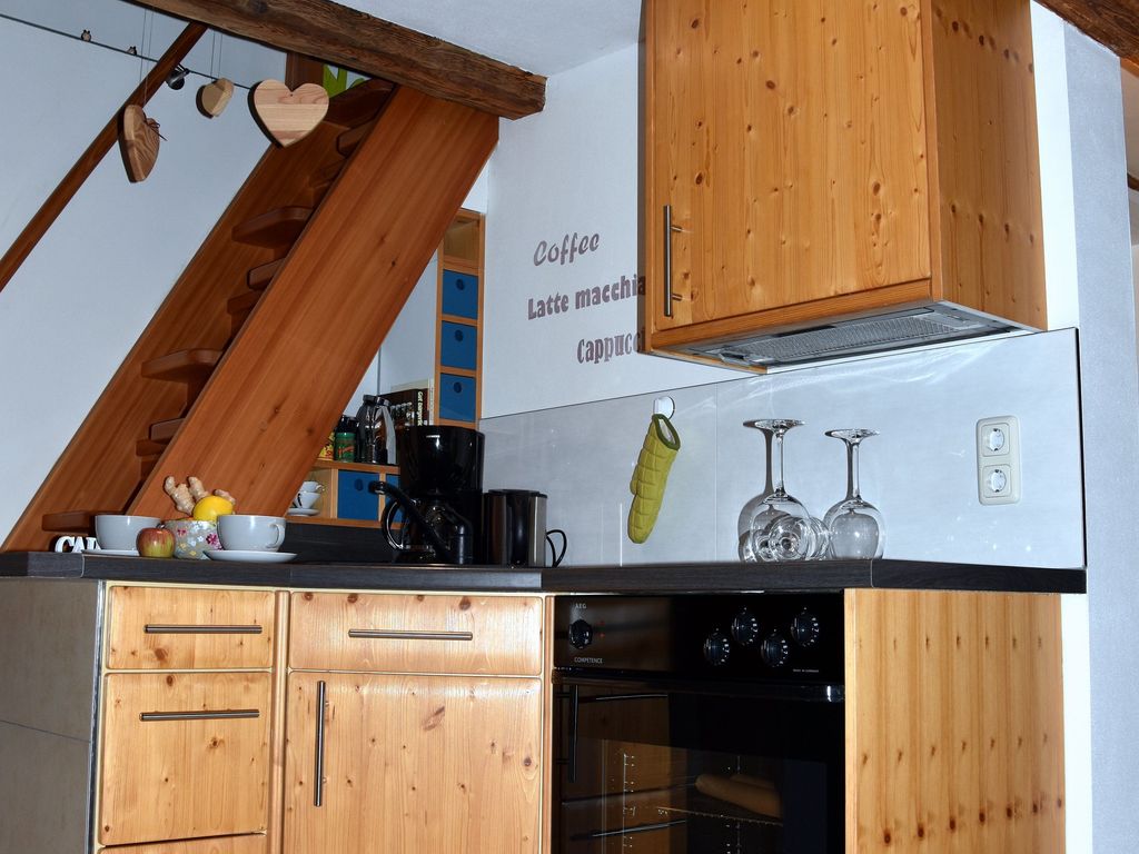 Küche mit Backofen