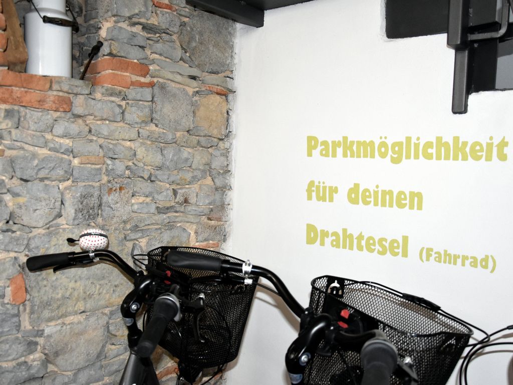 Drahtesel-Parkplatz im Eingangsbereich