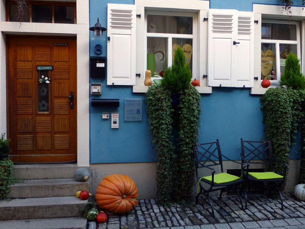Stadteingang zum blauen Ferienhaus FINSTER