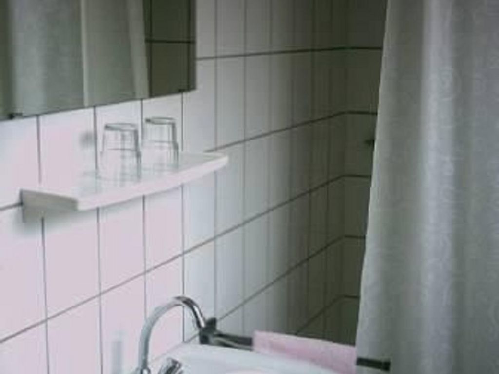 3-Bett Zimmer mit Hofblick - Bad