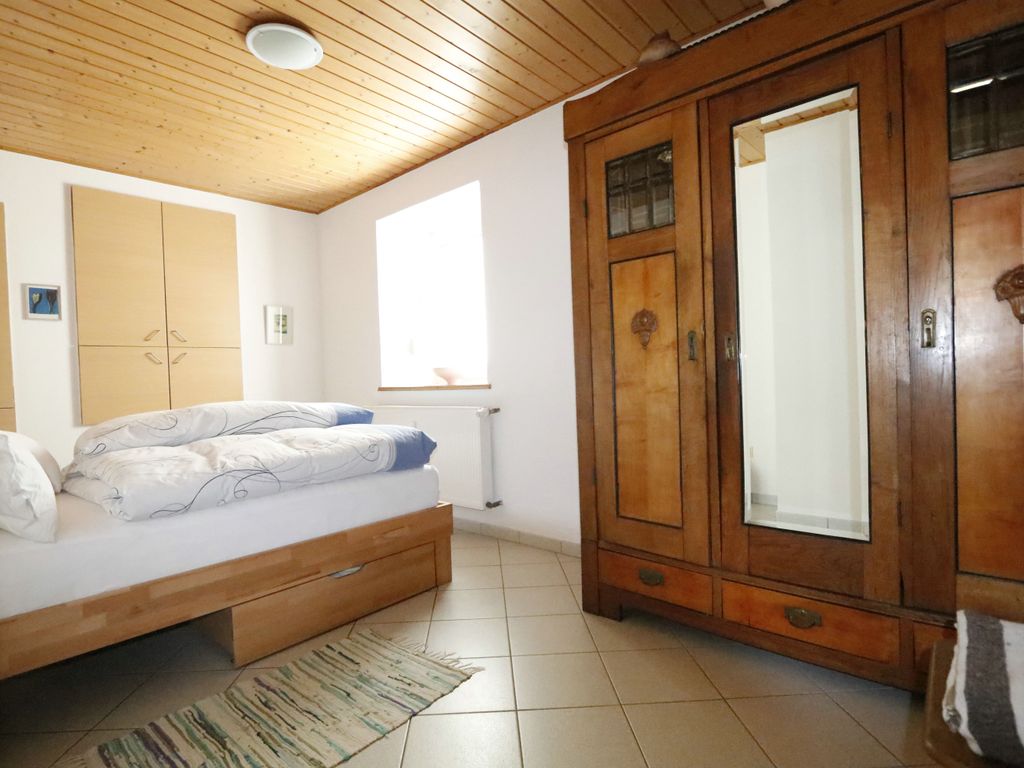 Schlafzimmer mit antikem Kleiderschrank