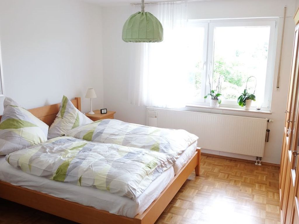 Helles Schlafzimmer mit Doppelbett