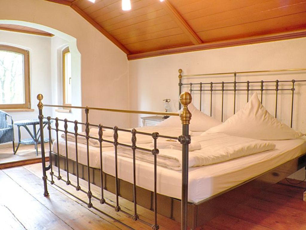 Schlafzimmer mit Doppelbett Wohnung "Burgmansarde"