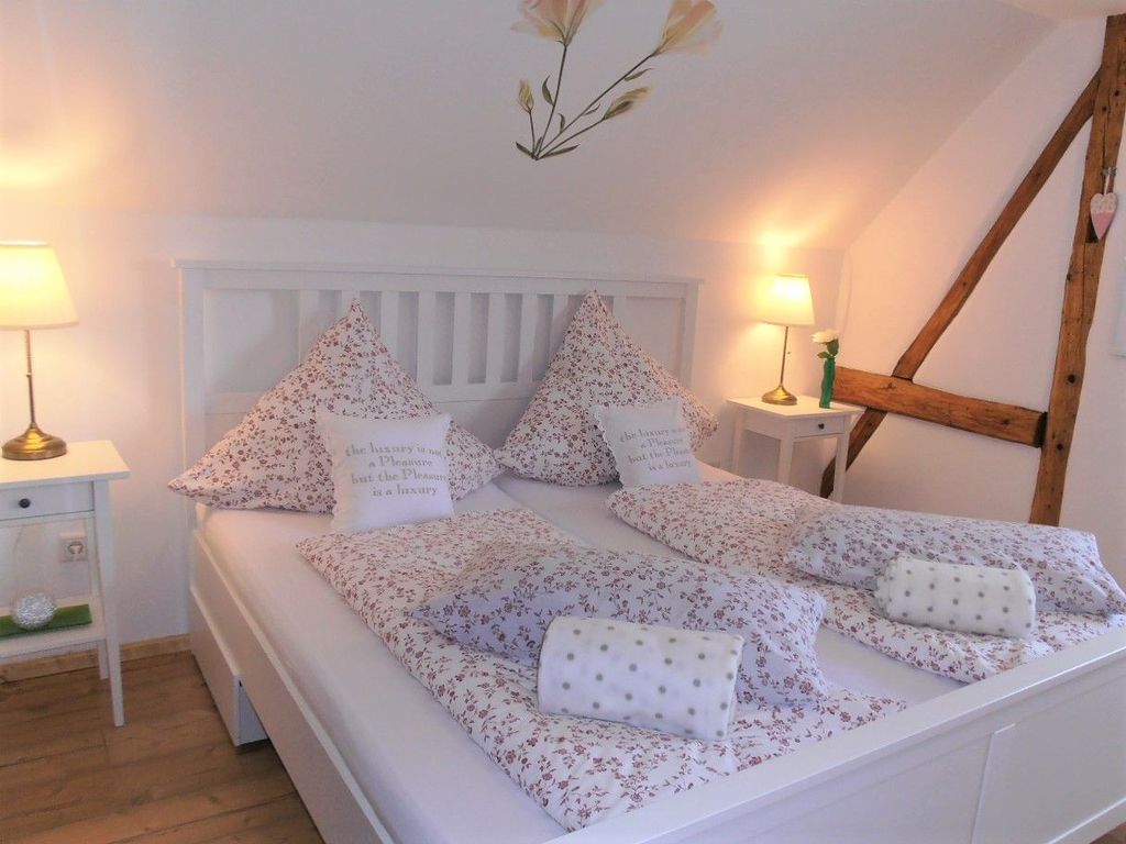 Gemütliches und charmantes Schlafzimmer mit Landhaus Doppelbett