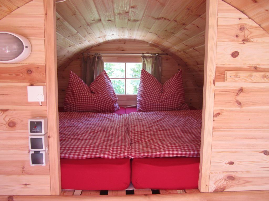 Doppelbett im Schlaffass