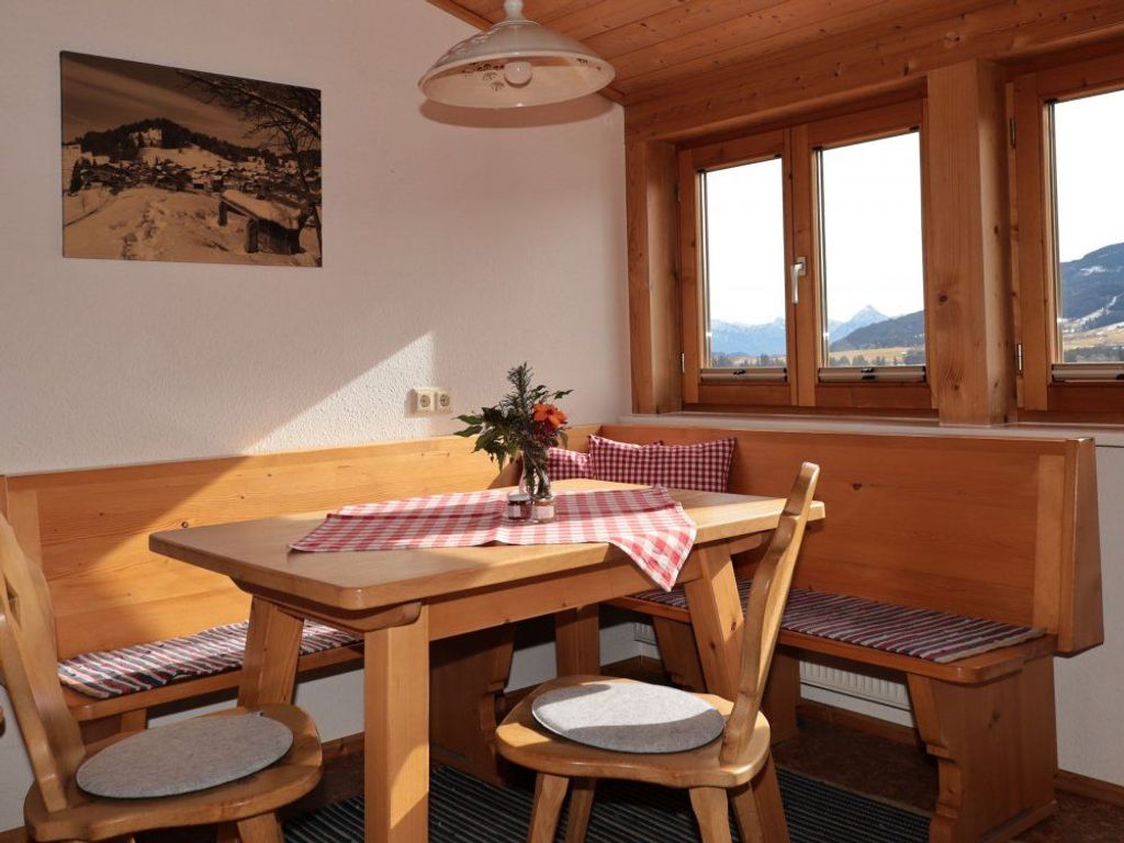 gemütliche Essecke mit Blick in die Berge
