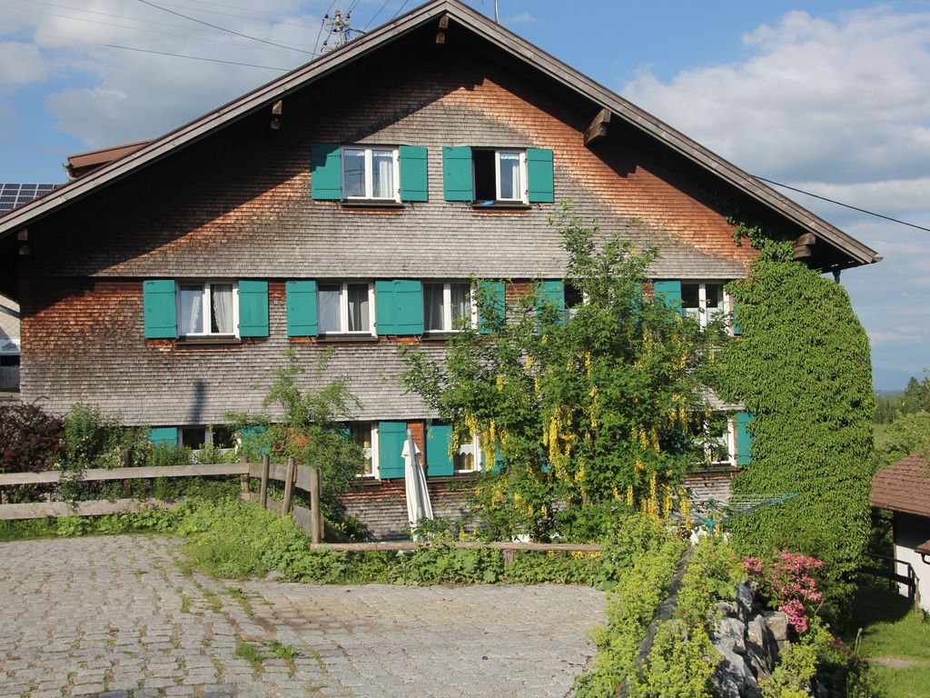 Haus mit Parkplatz - es grünt und blüht