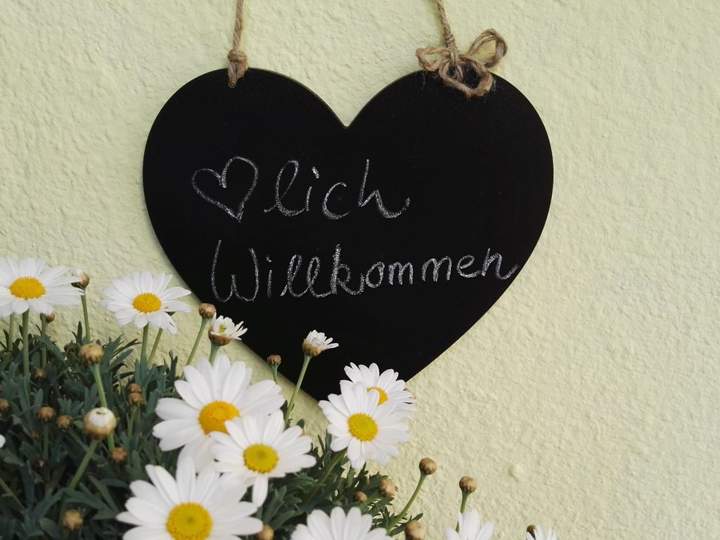 Haus Liebevoll und Bauwagen Mäxle