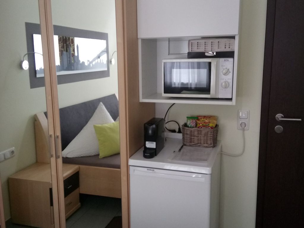 alle unsere Zimmer sind mit Kühlschrank, Mikrowelle, Kaffeemaschiene, Geschirr und Besteck ausgestattet
