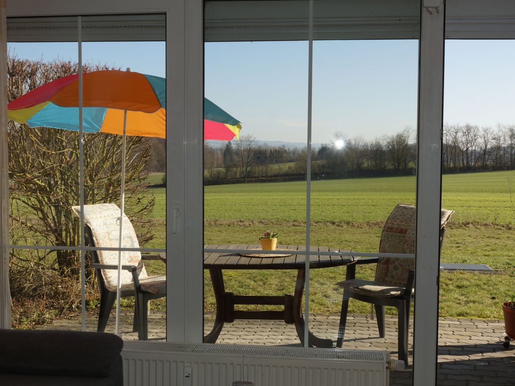 Blick vom Wohnbereich in die Natur