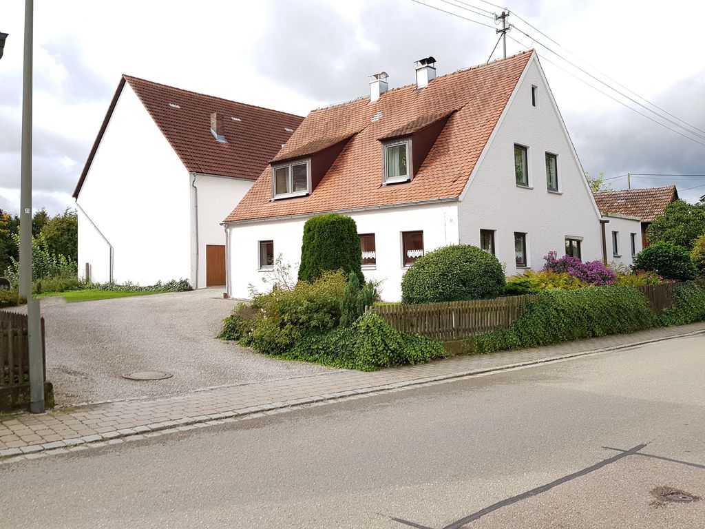 Kleines Häuschen im Grünen