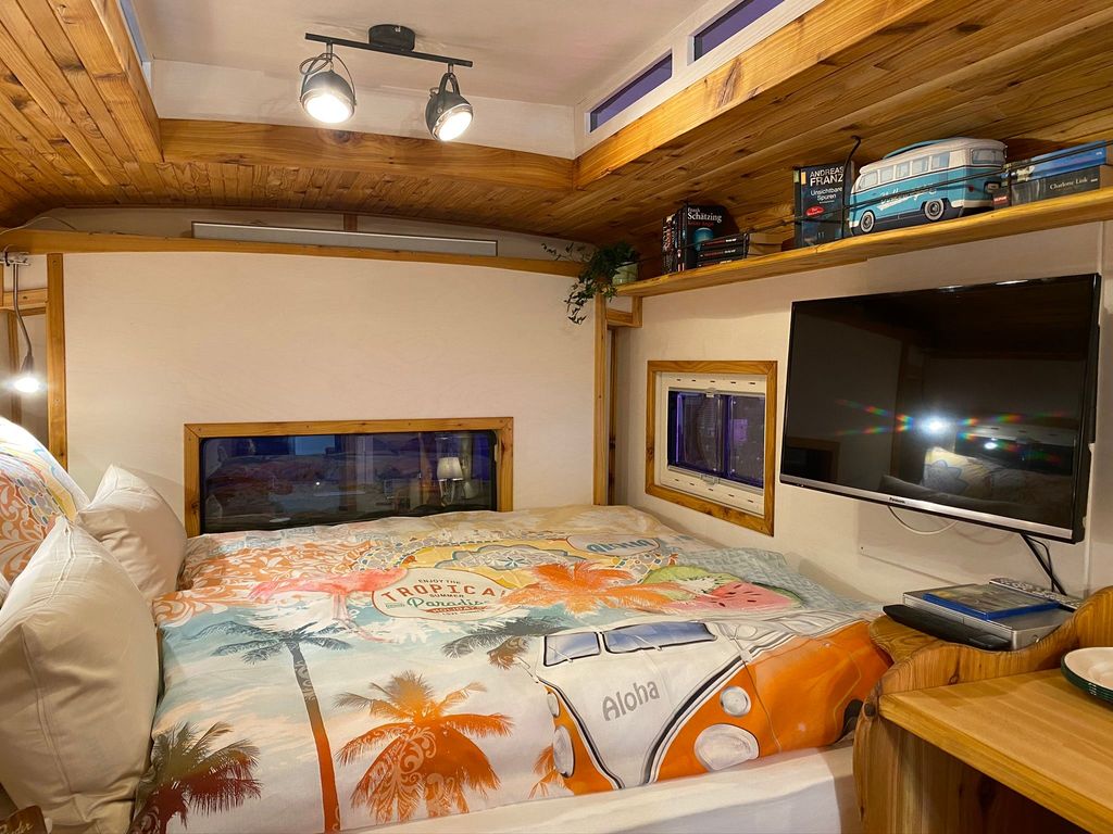Bett mit TV und Bose HiFi Sound System