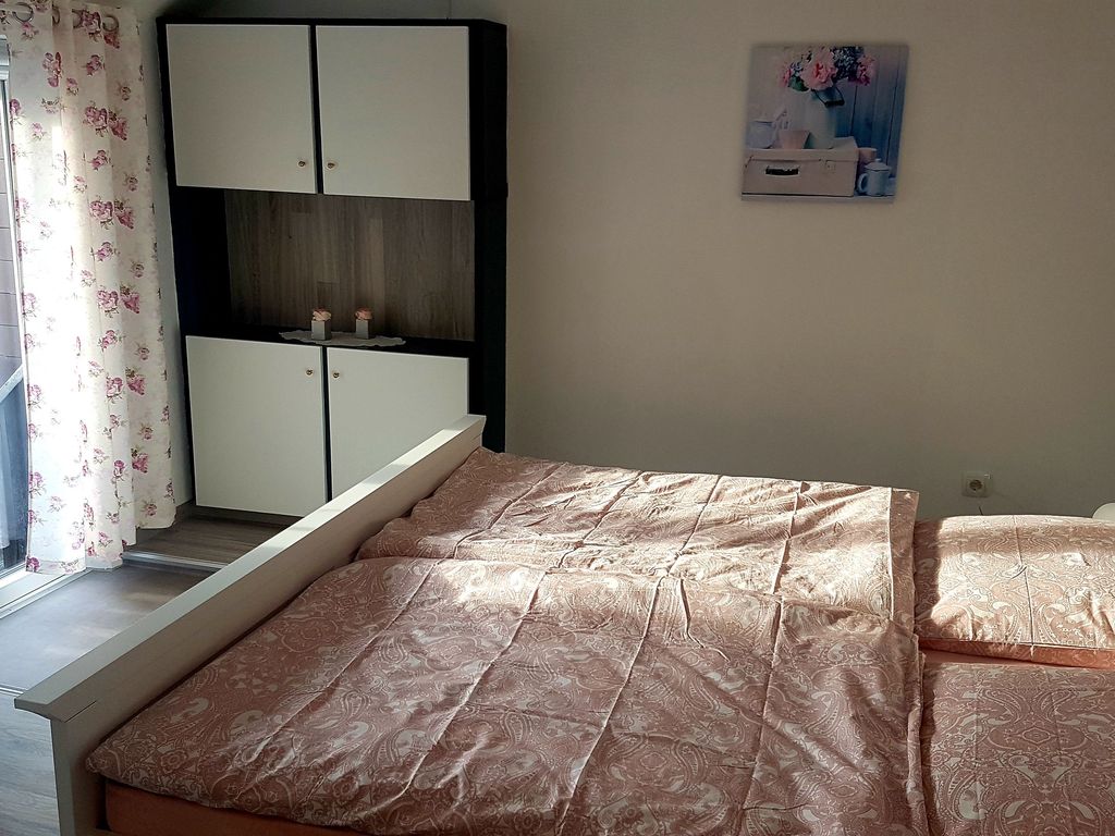 Schlafzimmer mit Doppelbett