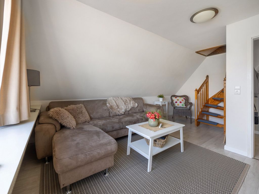 Wohnzimmer mit Treppe in die obere Etage