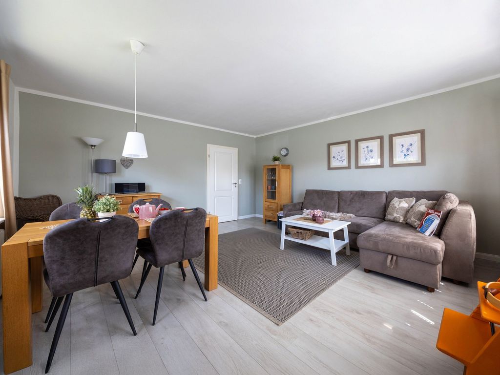 Wohnzimmer mit Essbereich und Schlafsofa