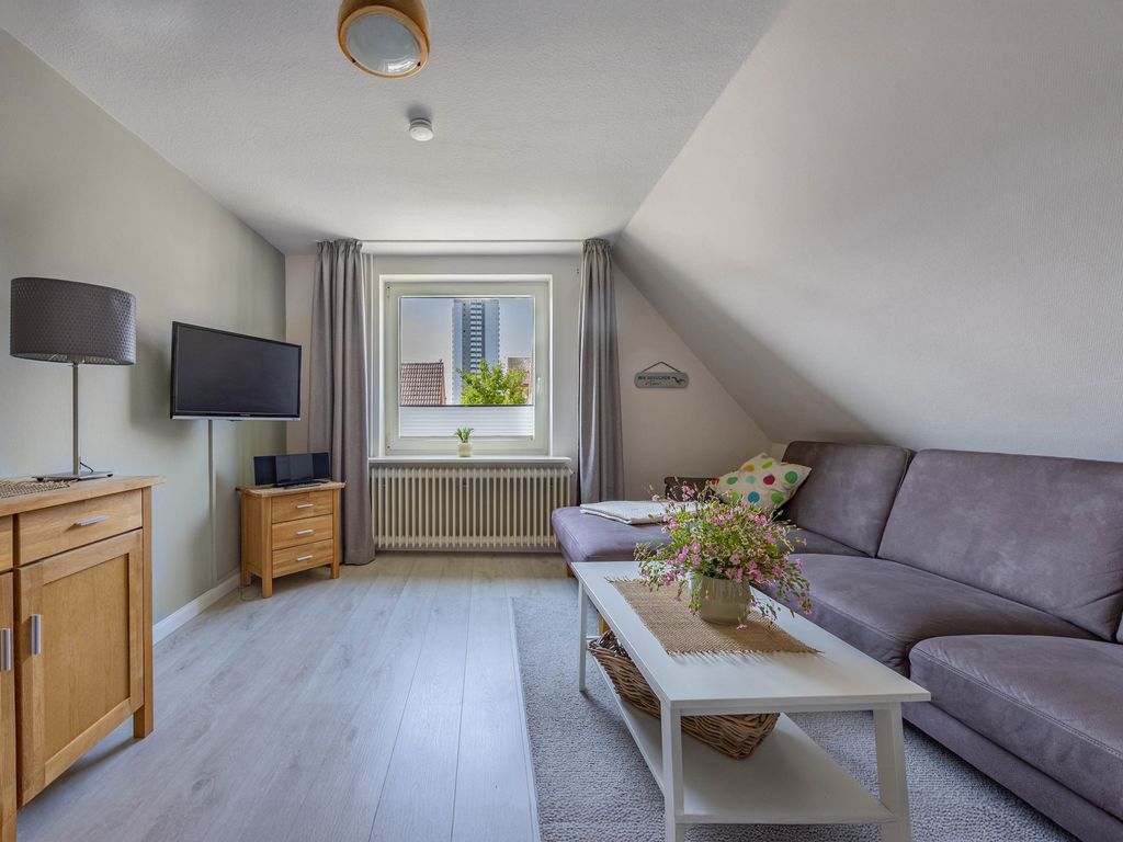 Wohnzimmer mit Fernseher und Sofa