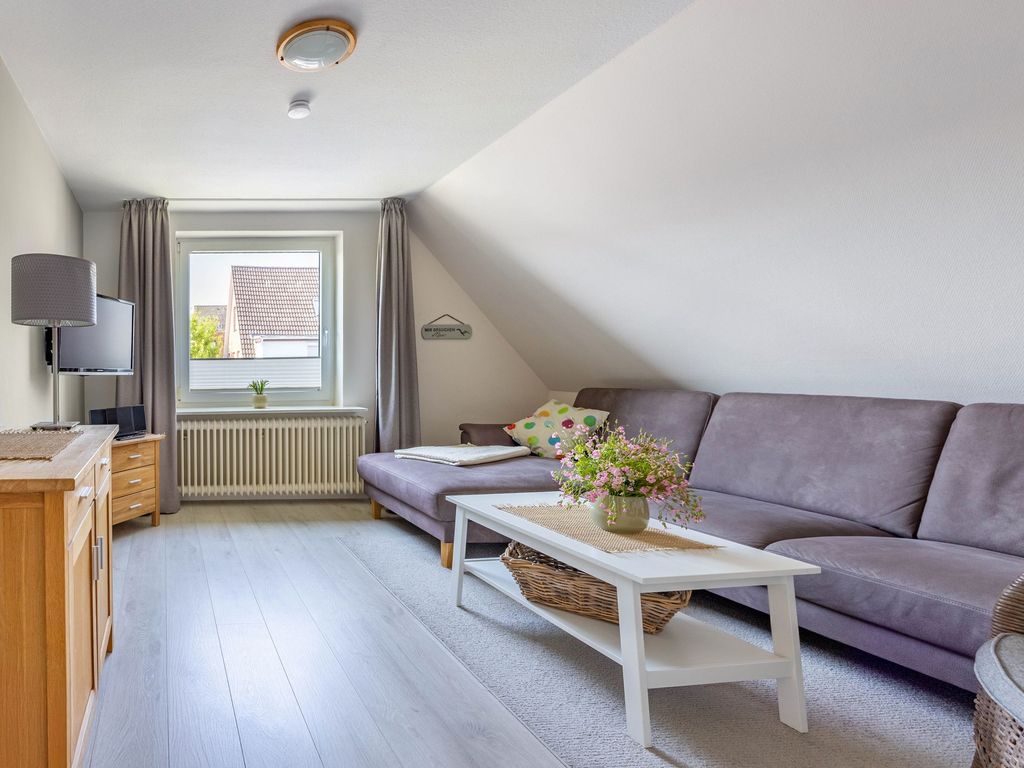 Wohnzimmer mit Fernseher und Sofa