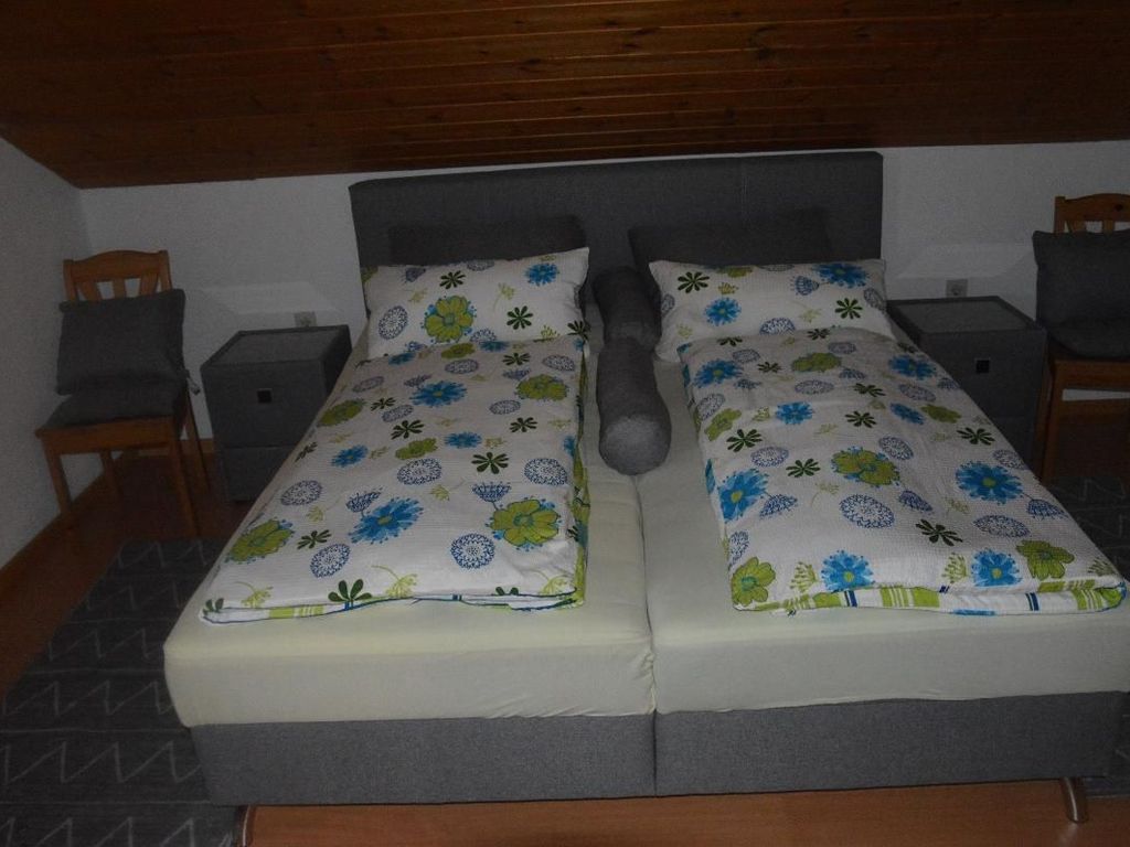 Schlafzimmer 1