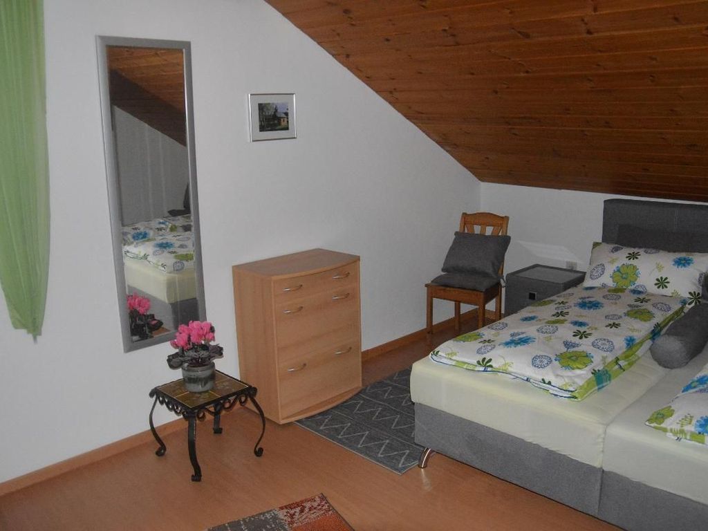 Schlafzimmer 1