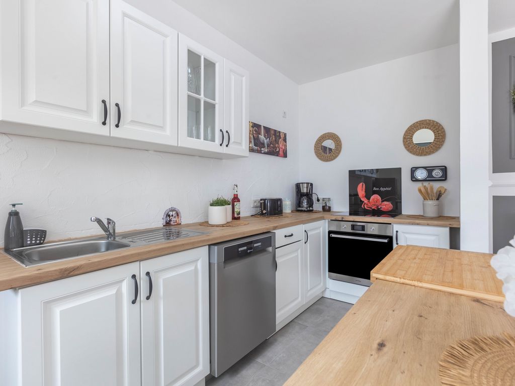 KITCHEN, INSIDE