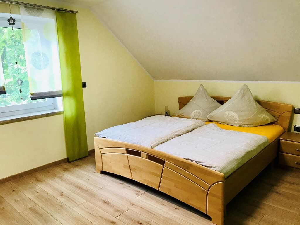 Helles Schlafzimmer mit Doppelbett
