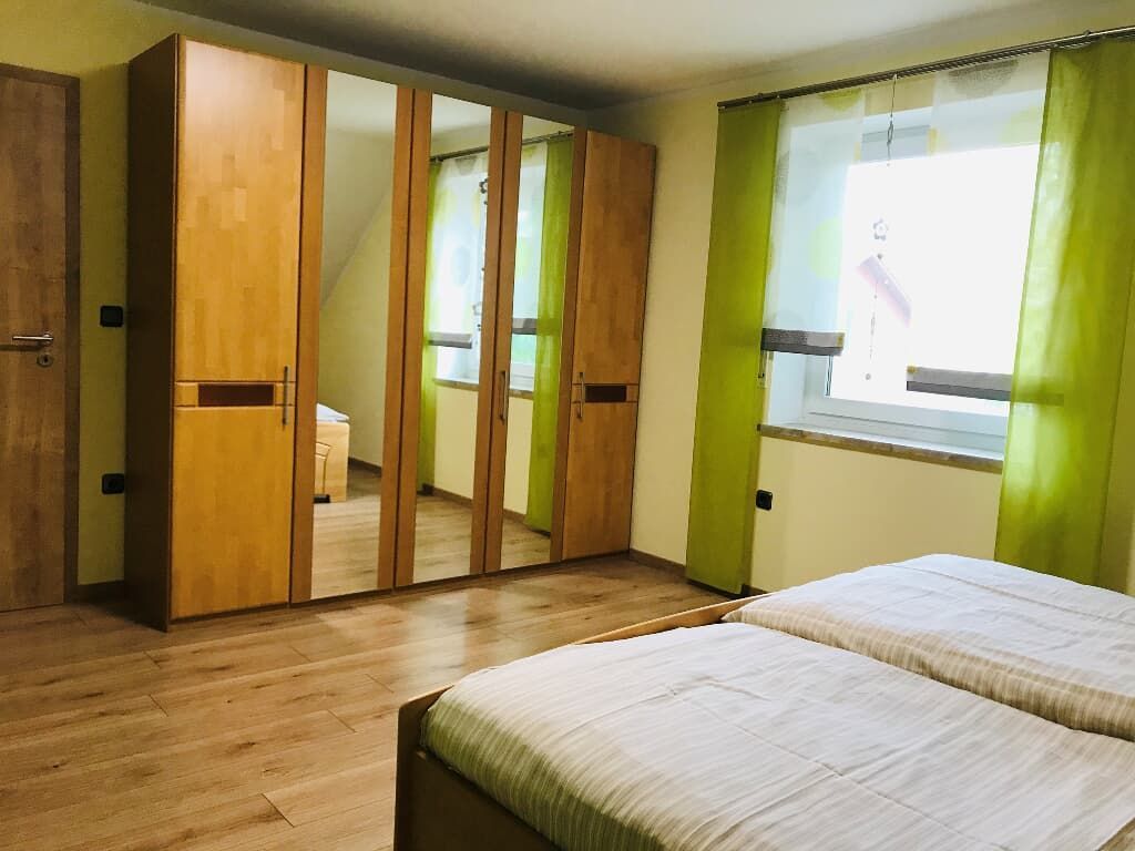 Der geräumige Kleiderschrank bietet ausreichend Platz für Ihre Urlaubsgarderobe