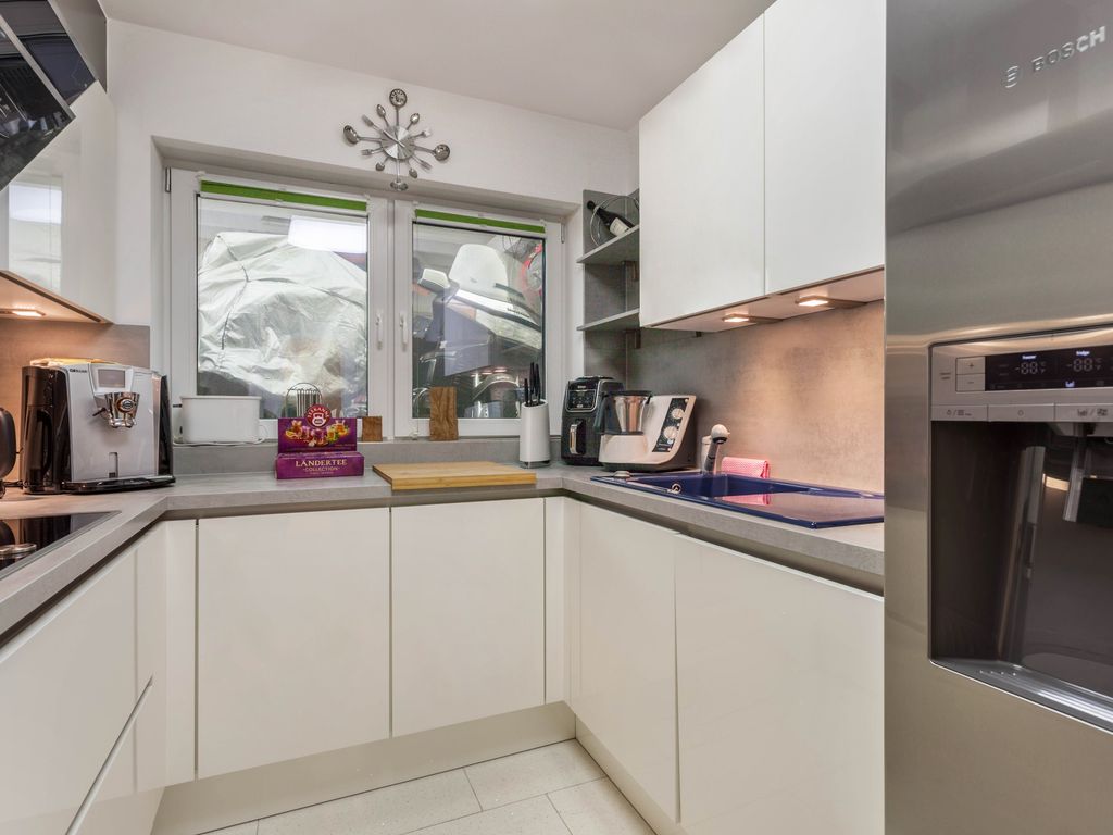 KITCHEN, INSIDE