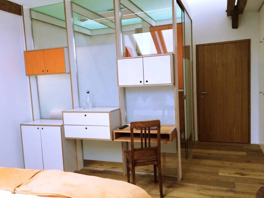 Integriertes, helles Raum-im-Raum Badezimmer mit Dusche und WC