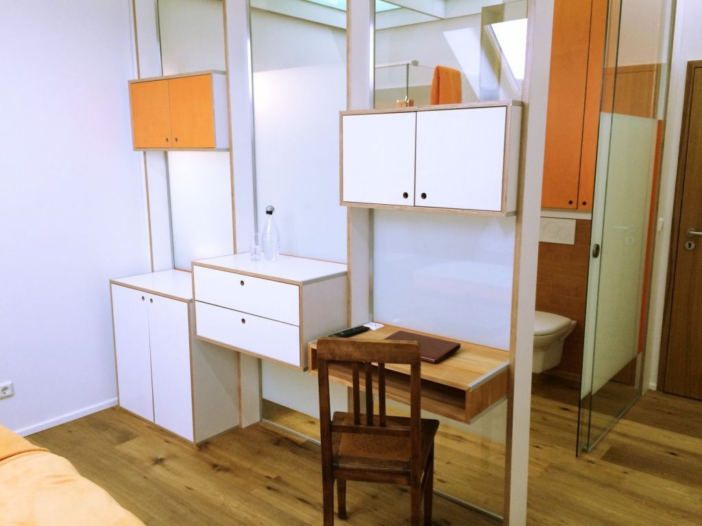 Stauraum, Ablagen und Schreibtisch. Kleiderschrank als Wandeinbau.