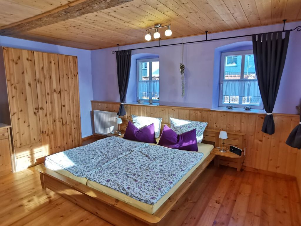 Doppelbett und Schränke der Ferienwohnung