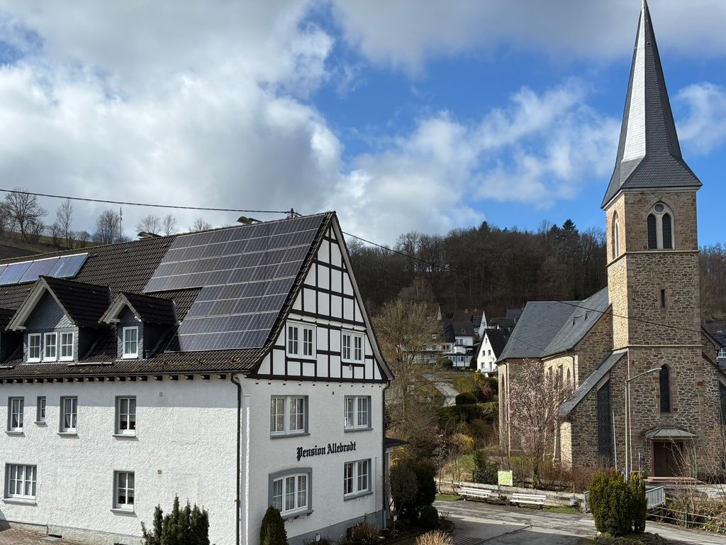 Rückansicht der Pension mit Kirche