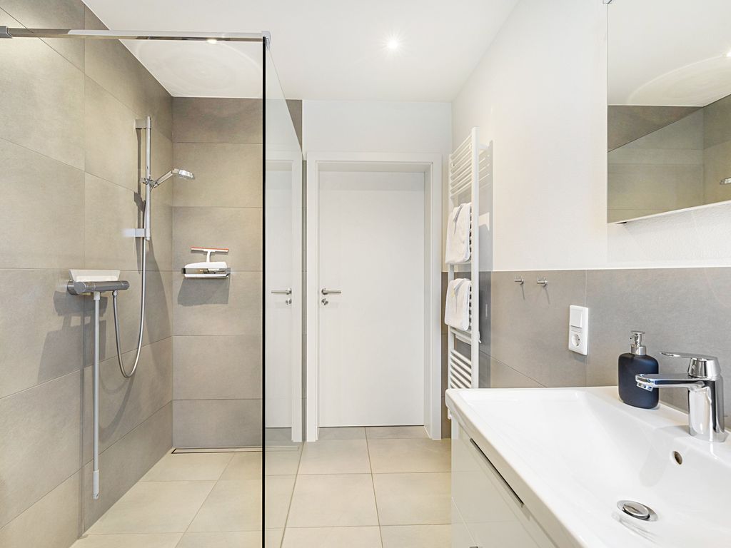 INSIDE, BATHROOM