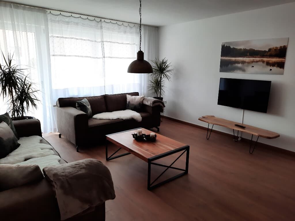 Wohnung 1 - Wohnzimmer mit Zugang zum Balkon