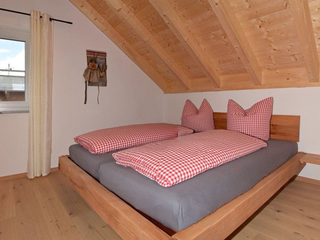 Schlafzimmer mit Zirbenschrank und Balkenbett