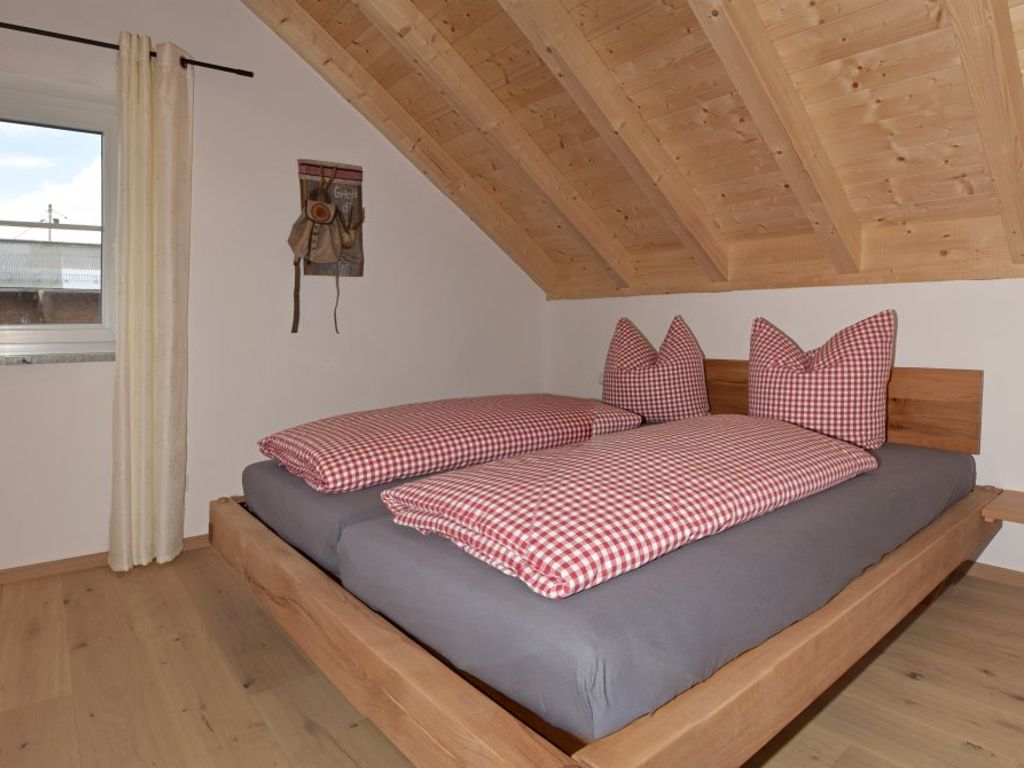 Schlafzimmer mit Zirbenschrank und Balkenbett